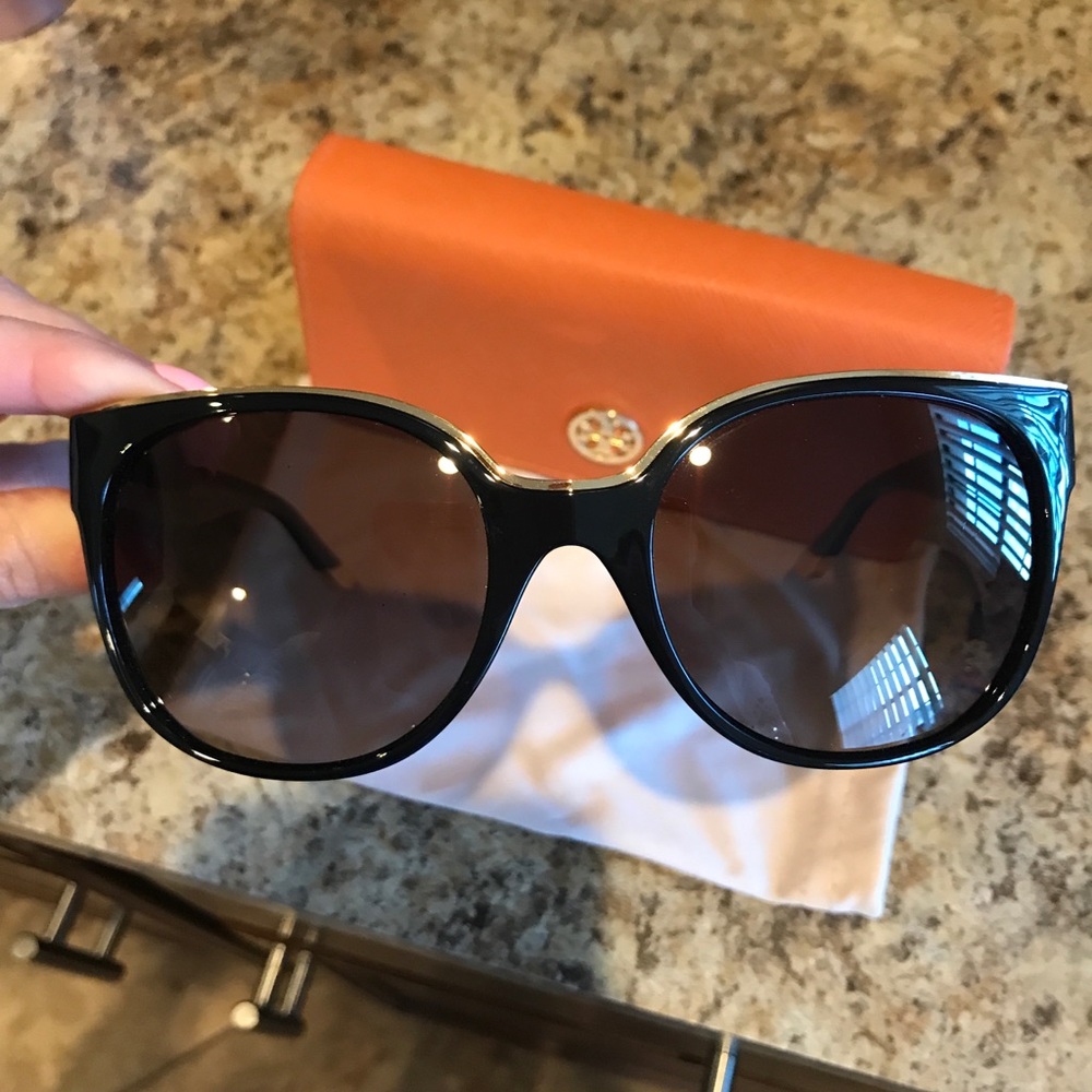 SOLD on Ⓜ️ Tory Burch polarized sunglasses